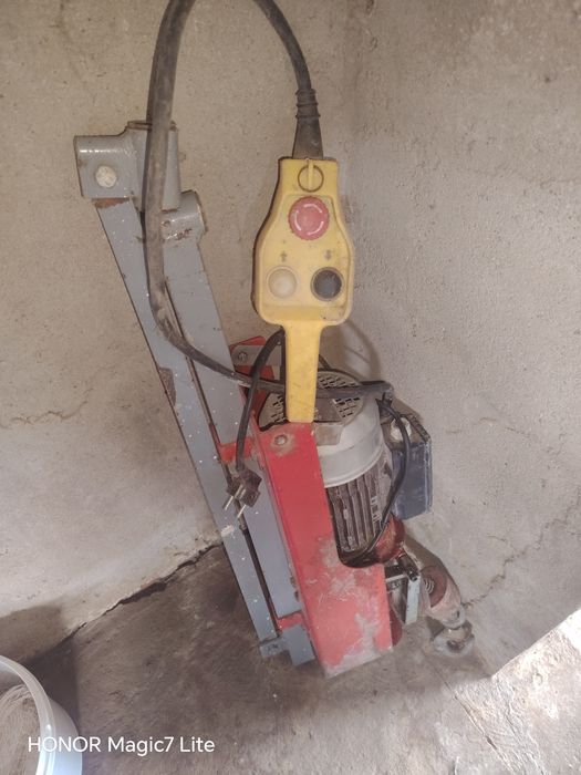 Guincho de obra com apoio