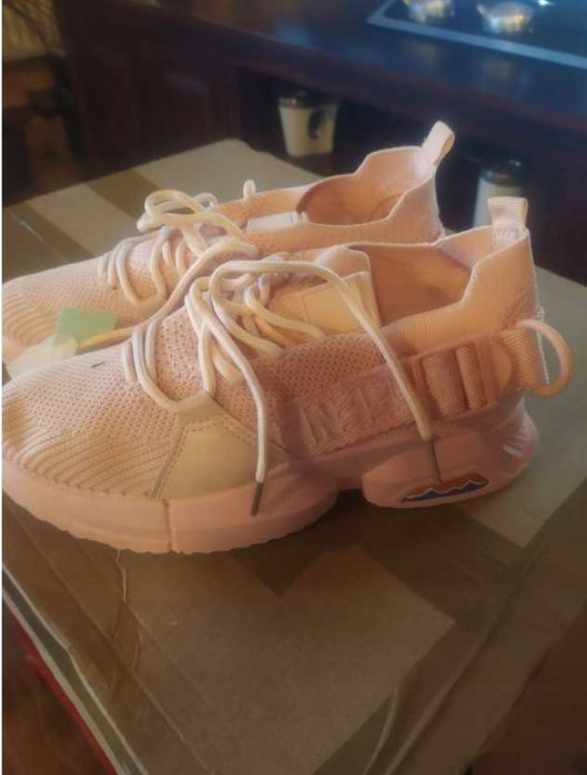 Buty sportowe damskie r. 36 nowe