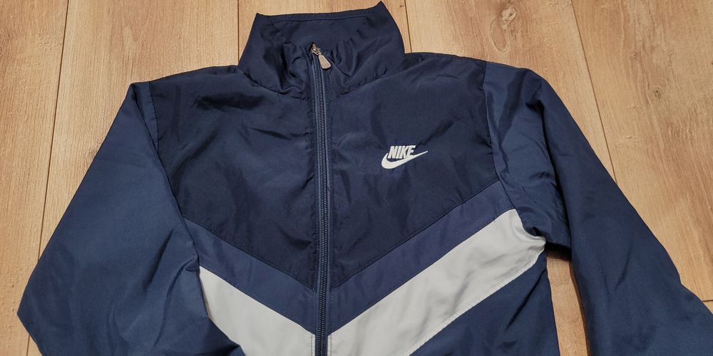 Bluza kurtka  wiatrówka Nike roz 10-12, 140-152 cm lat jak nowa