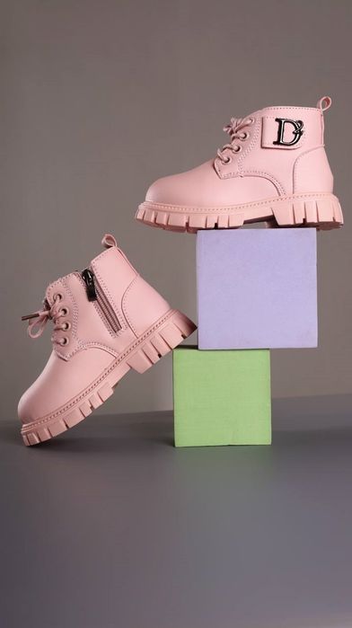 Дитячі зимові черевики.