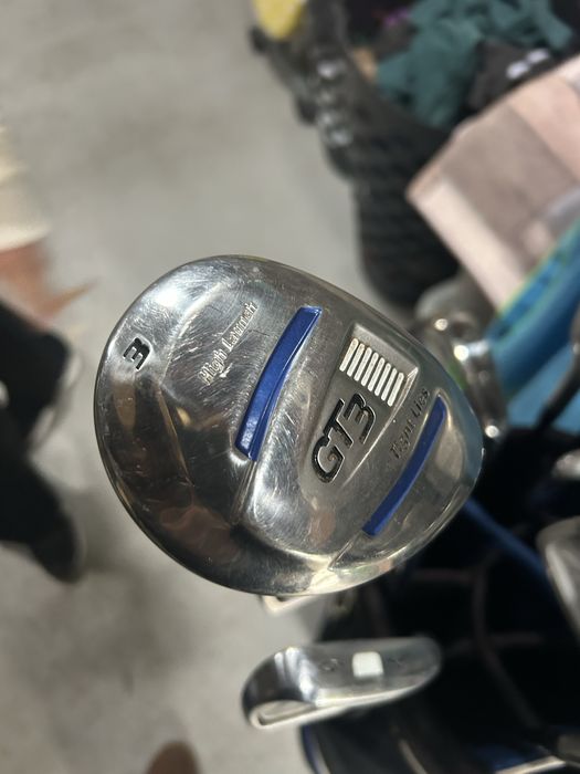 Sacos e vários tacos de Golfe