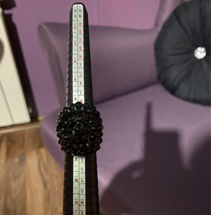 Pierścionek plastikowy czarny cyrkonia 17