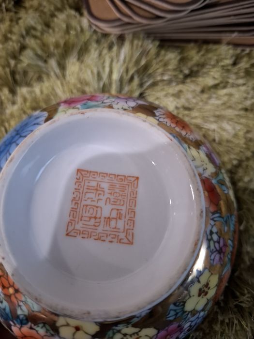 Linda taça em porcelana com um delicado padrão floral oriental.