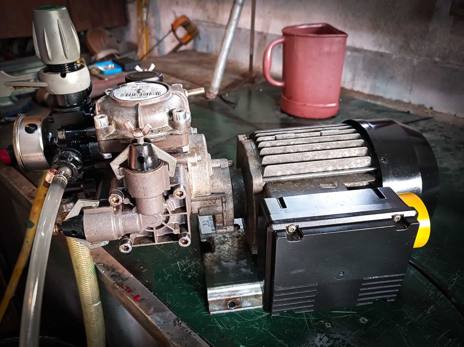 Bomba / motor electrico de diafragma para líquidos