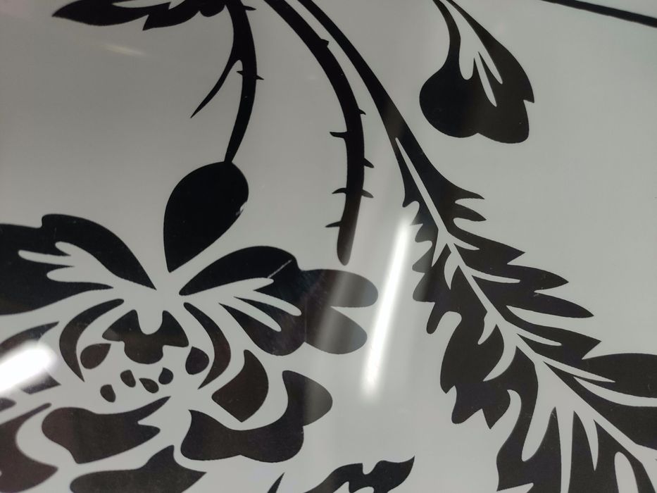 Travessa Quadrada em vidro Preto e Branco, com Flores.