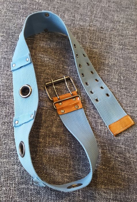 Niebieski pasek z klamrą