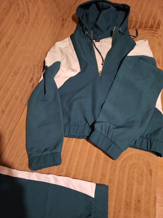 Dres damski w kolorach zieleni, mięty i bieli