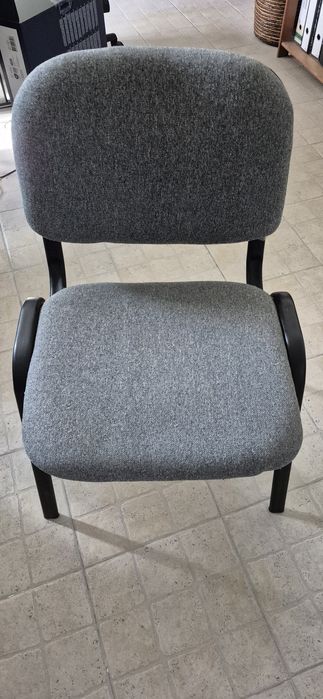 Mesa de escritório com cadeiras