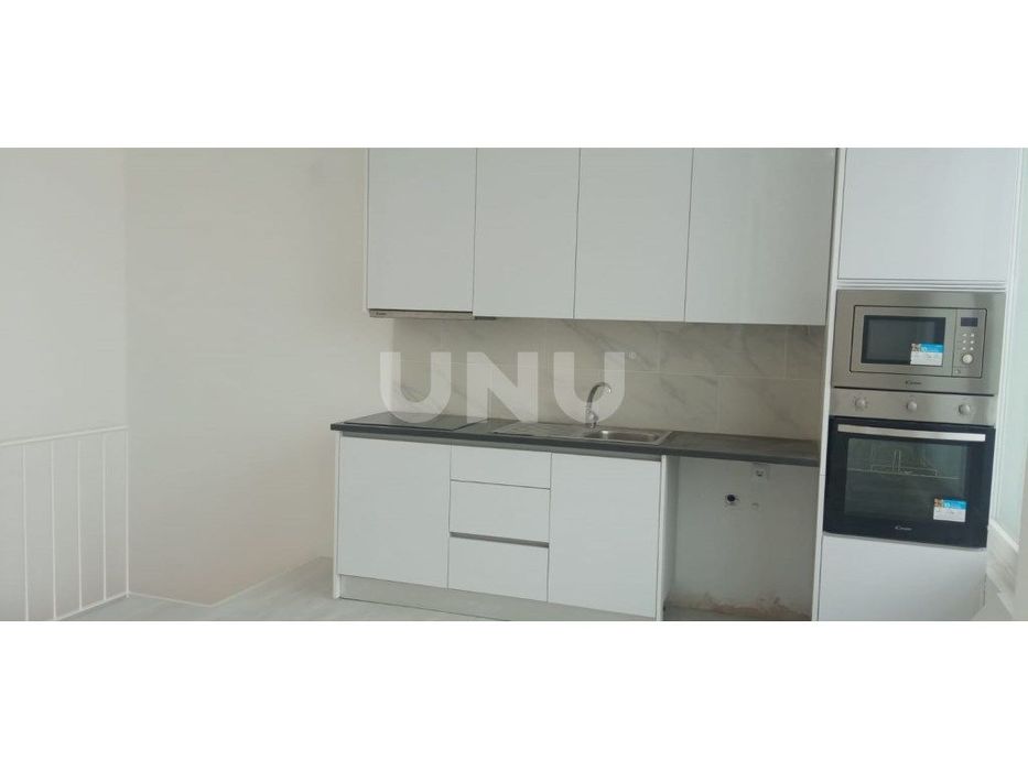 Loja com 2 pisos transformada em habitação - Laranjeiro