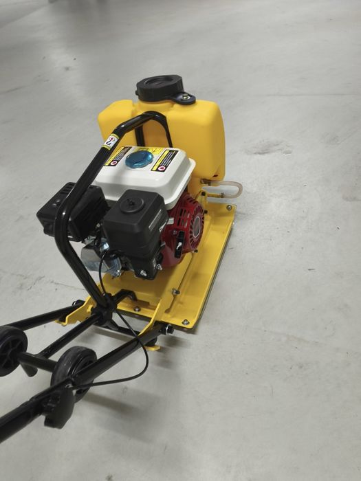Placa compactadora Vibratória 65kg com depósito de água