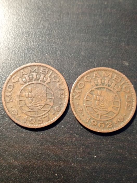 2 moedas de 1 escudo	Moçambique	 - Bronze - 1957 e 1962 - Soberbas