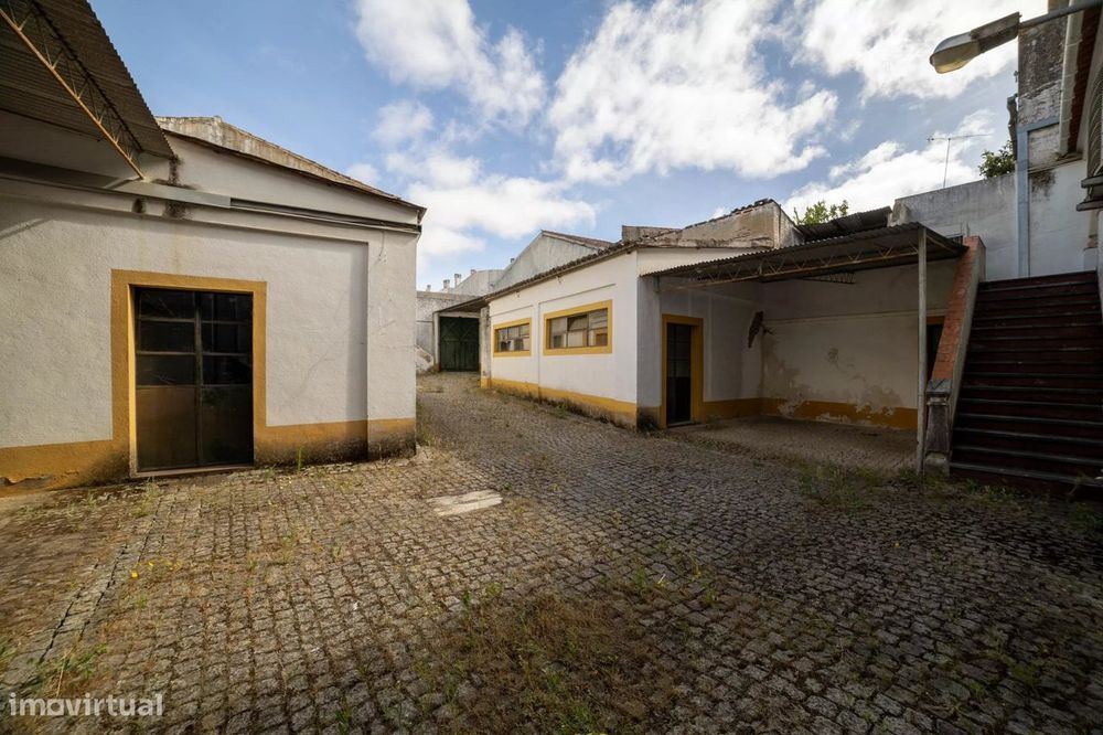 Edifício amplo com 30 salas e elevador em Évora