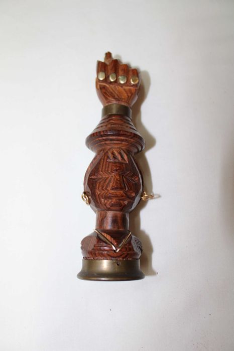 Saca rolhas e caricas em Pau Santo, escultura de mão a fazer figas