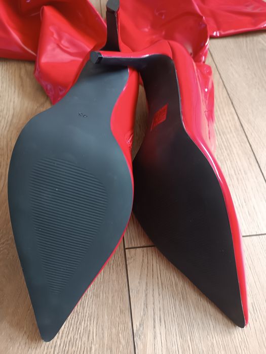 Czerwone lakierowane kozaki