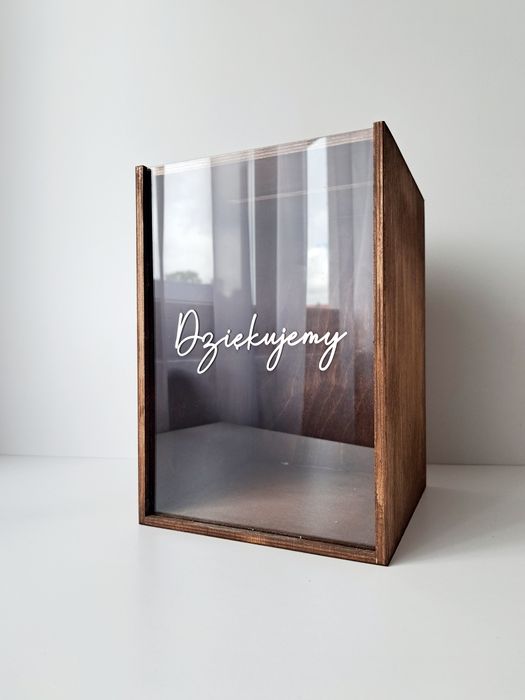 Rustykalne drewniane pudełko na koperty z przezroczystym frontem plexi