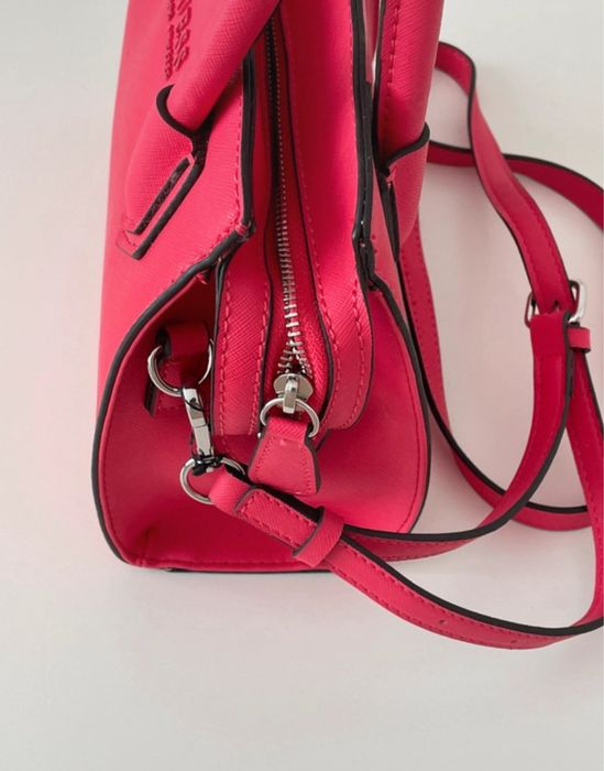 Mala rosa para usar a tiracolo ou na mao da Guess