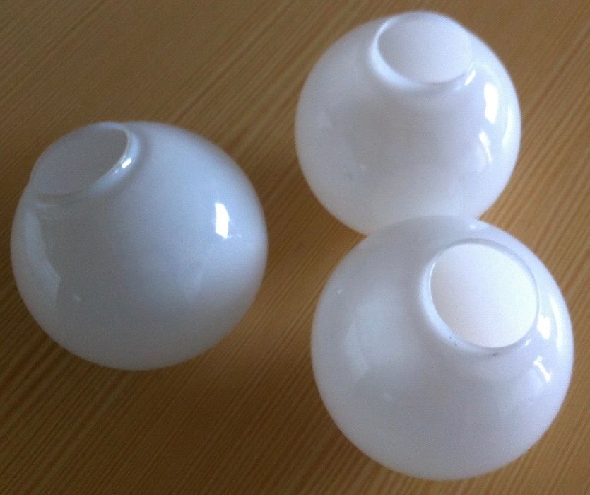 varios globos e lustres de candeeiro