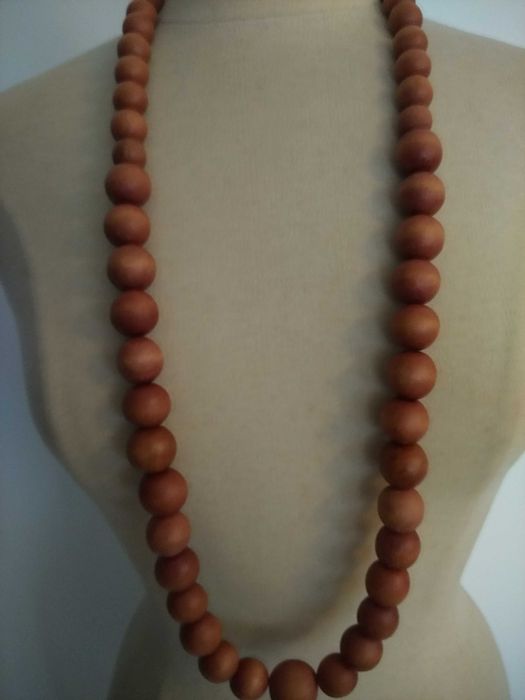 Colar em madeira