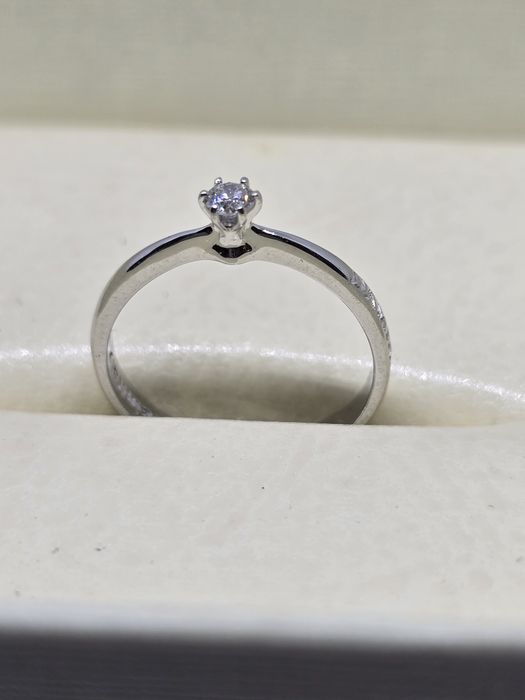 Каблучка Damiani. Кольцо с бриллиантом
