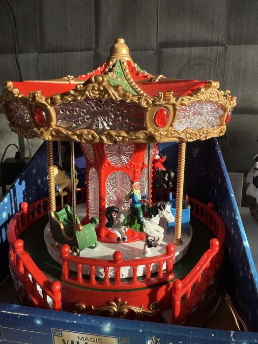 Новорічна інсталяці карусель