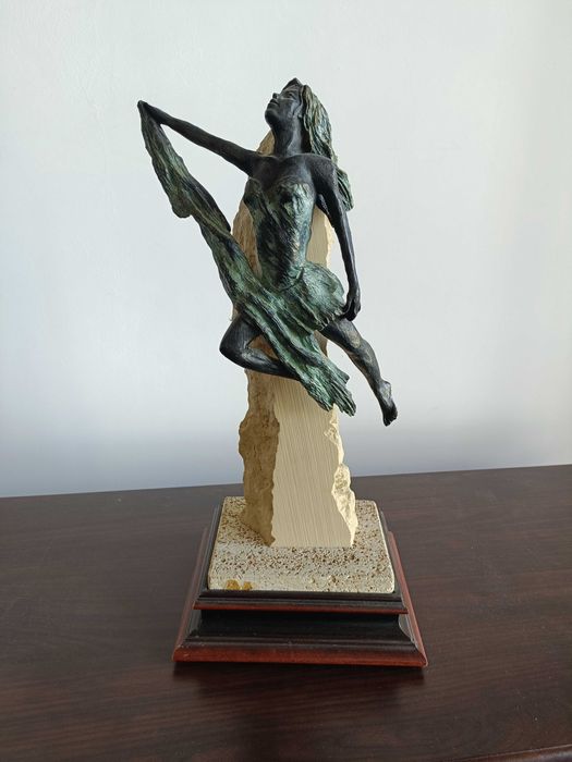 Escultura/estátua de figura feminina em movimento