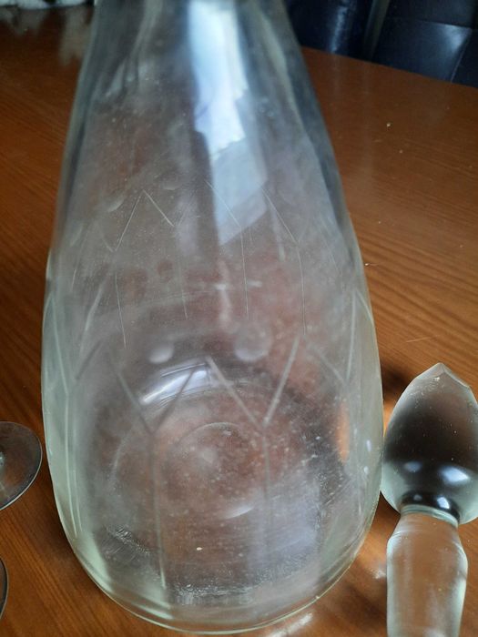 Vendo garrafa de licor e copos em cristal muito antigos