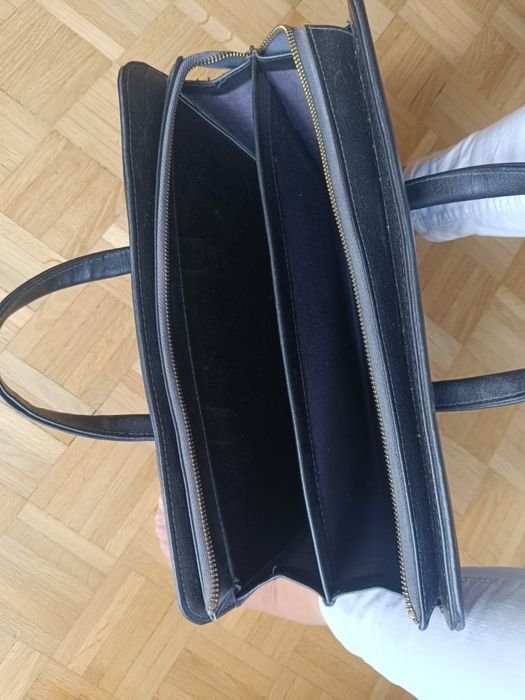 Pojemna czarna aktówka