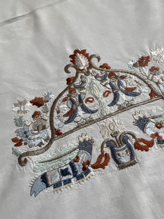 Obrus haftowany  do prywatnych kolekcji