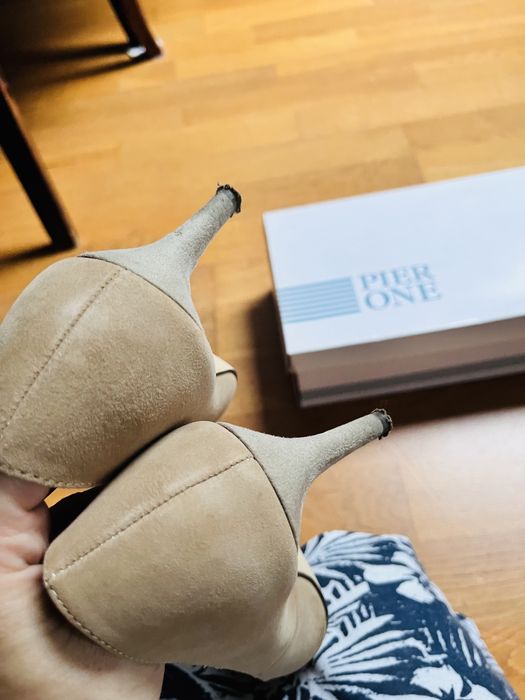 Wygodne niewysokie szpilki kawa z mlekiem