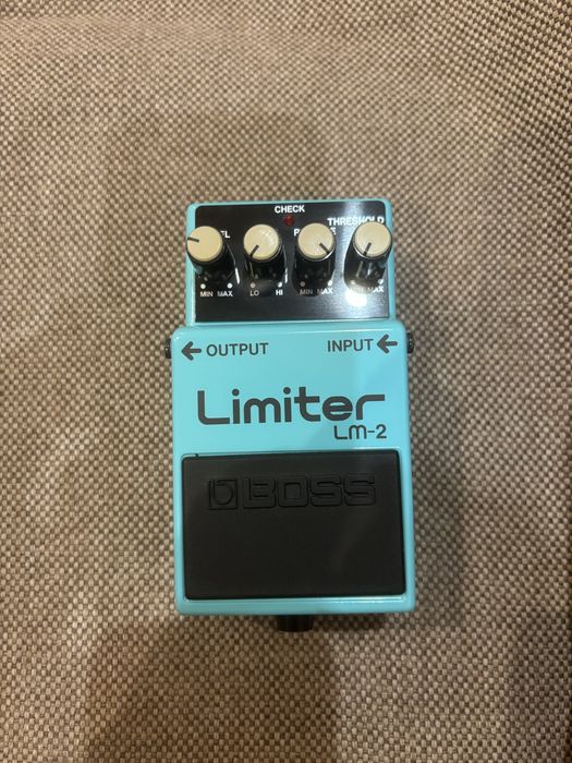 Педалі Boss Limiter LM-2; super distortion and feedbacker DF2; Noise Gate NF1. Кейс Boss BCB-30