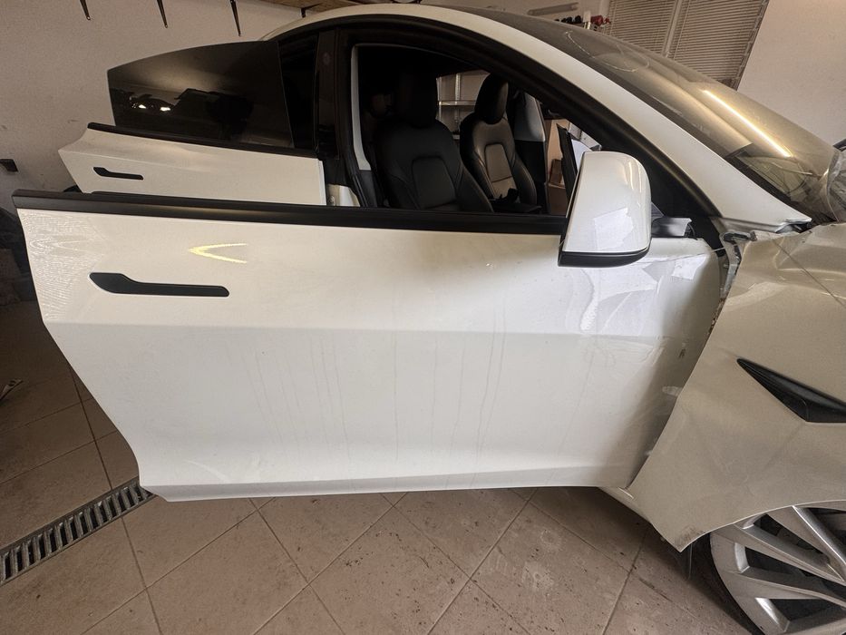 Двері tesla model 3 білі