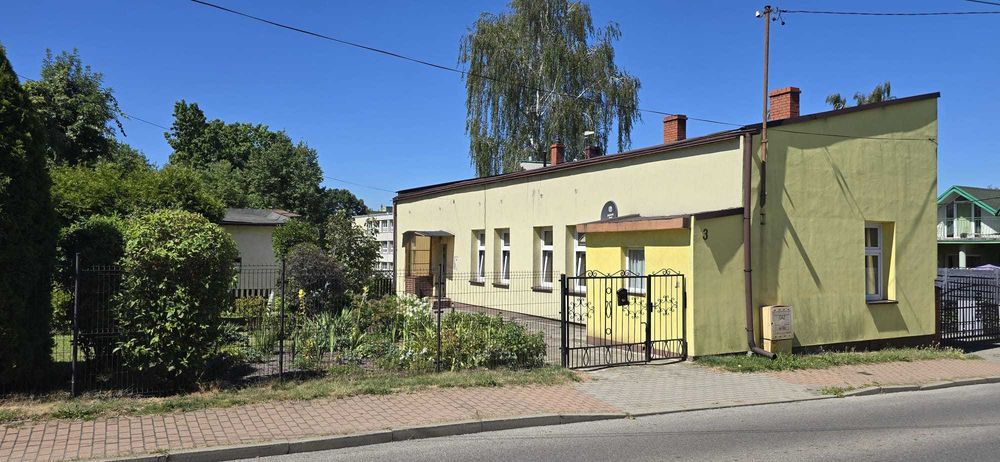 Dom parterowy z ogrodem.