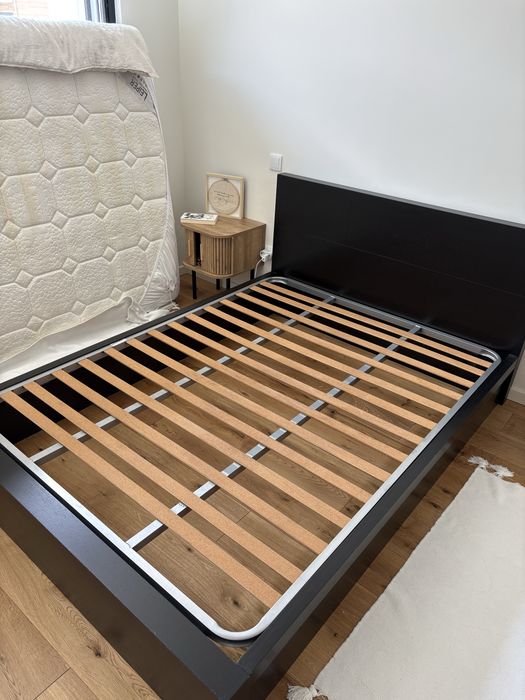Cama de Casal 150x200 cm com Estrado e Colchão – Bom estado