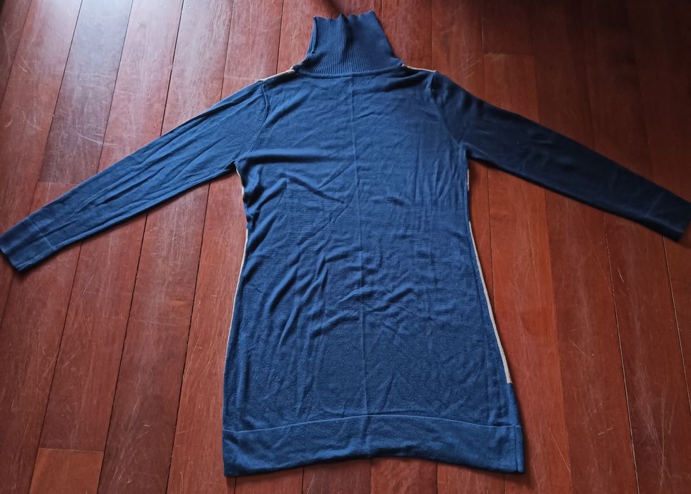 Camisola azul e bege