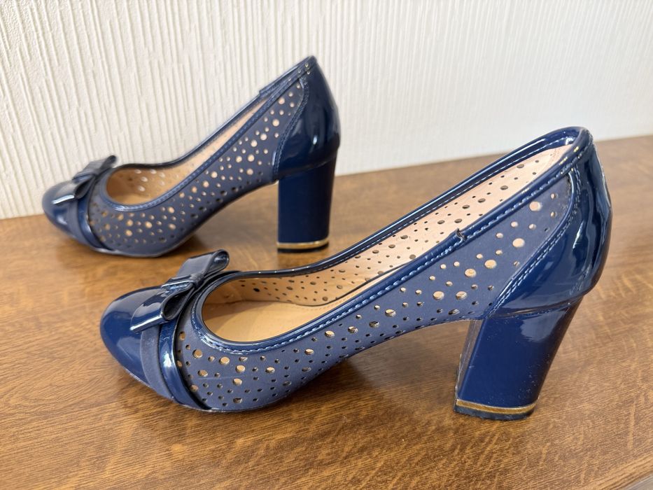 Eleganckie Buty granatowe r. 39  Clara Barson