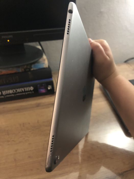 Ipad pro 9.7 дюймів в хорошому стані  8/10