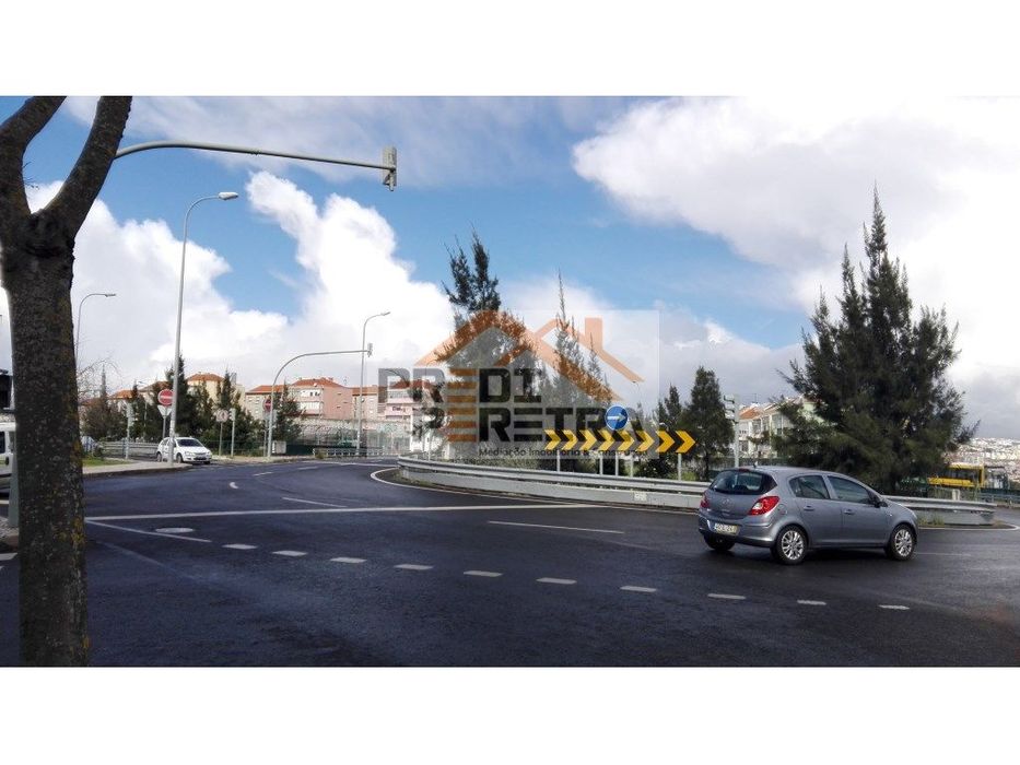 Shop located in Benfica, with a spacious layout and parking...
