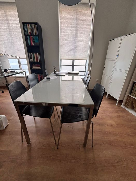 Duas secretárias grandes de vidro