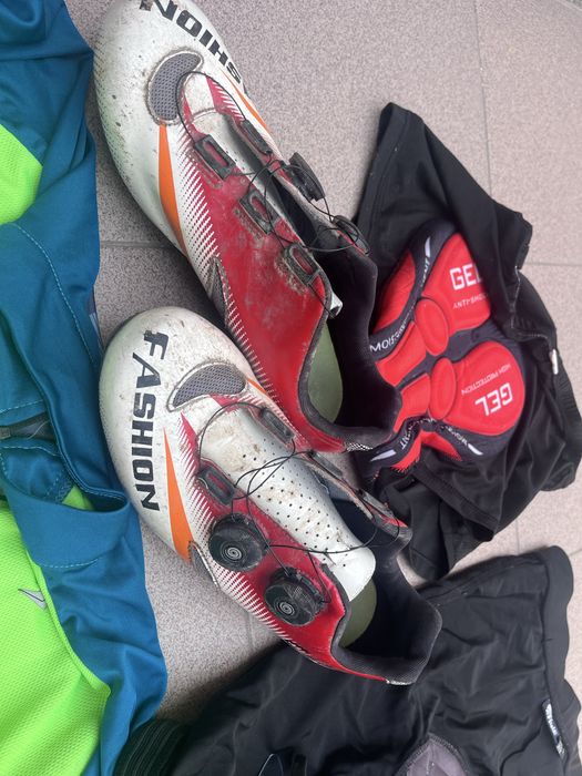 Sapatos e roupa BTT