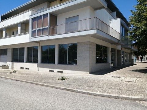 Shop for rent for services or commerce, 187 m2 in Vila Nova de Paiva