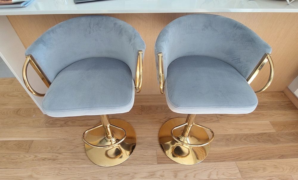 2 bancos de bar cinza e dourado