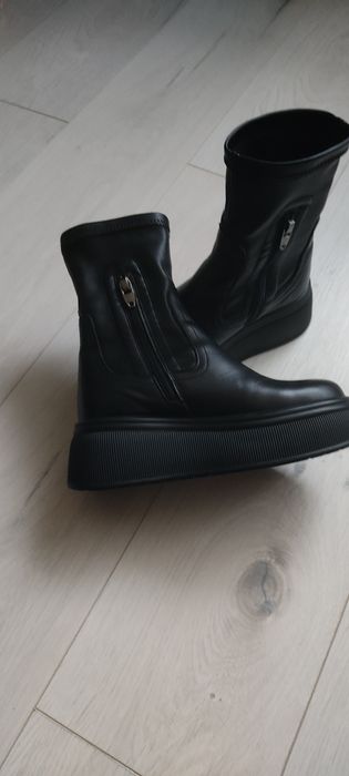 Жіноче зимове шкіряне взуття