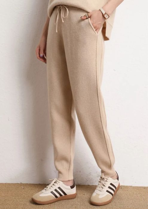 Кашеміровий костюм у світлому кольорі