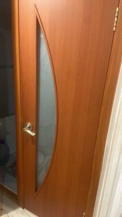 Продам двері міжкомнатні дерев`яні та для ванної і туалета, кухня.