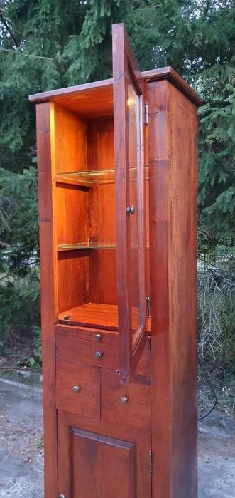 Witryna podświetlana z litego drewna