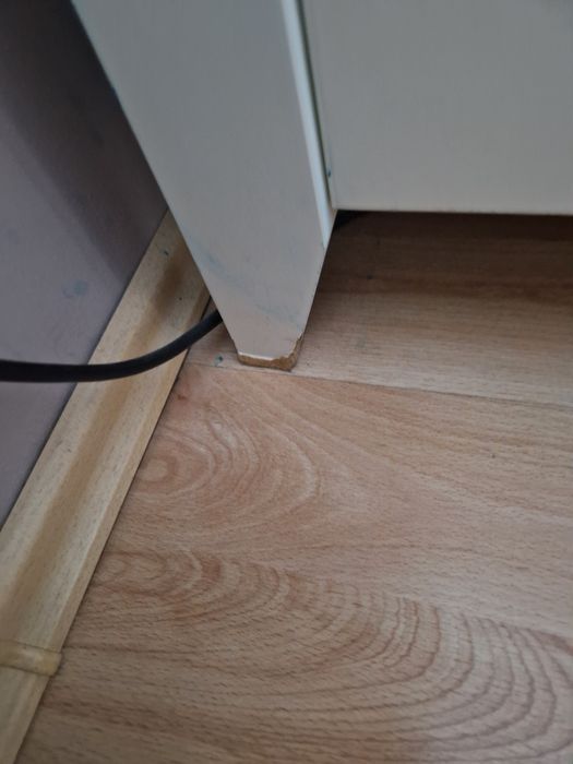 Biała szafa z uchwytami boho