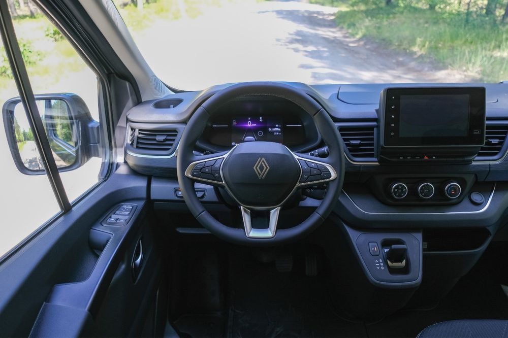 Renault Trafic 2025– 9-osobowy bus do wynajęcia | Neral Mobility