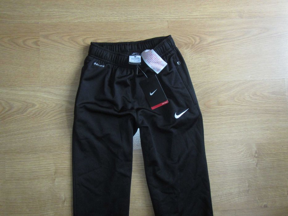 NIKE nowe spodnie dresowe rozm.128-134