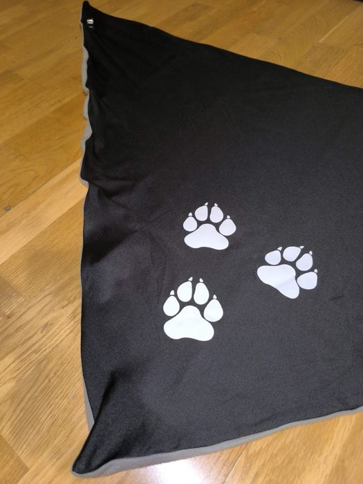 Prezent Czarna trójkątna chusta z polaru szalik na zimę łapka kota