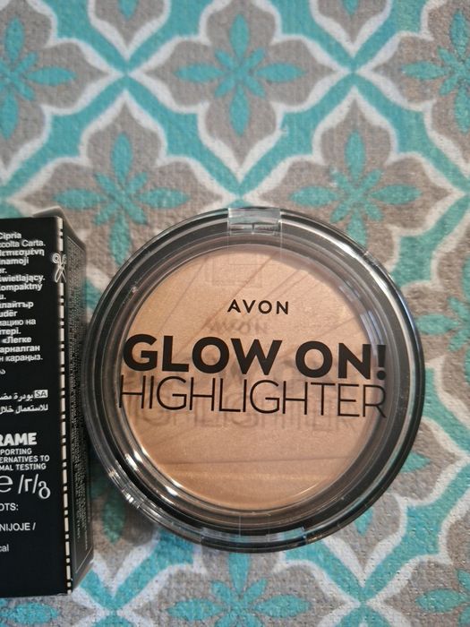 Avon Puder Rozświetlający Golden Glow